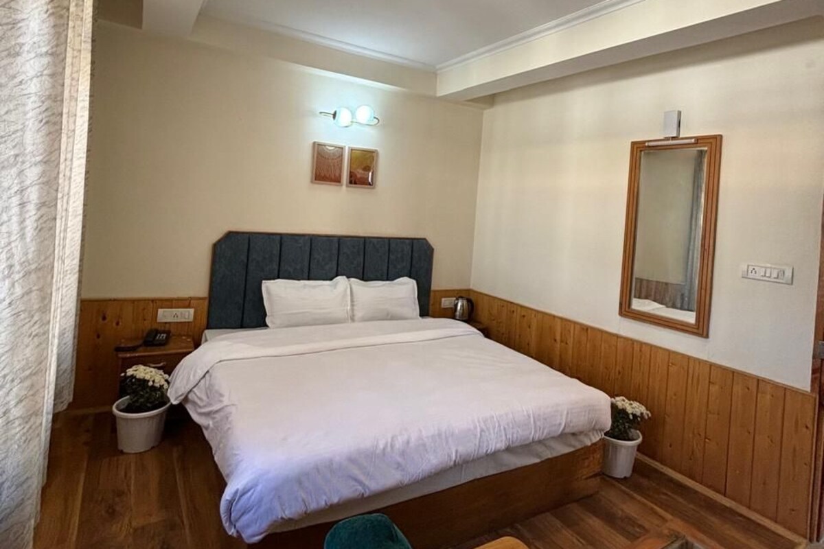 Superior room with personal balcony and mountain view