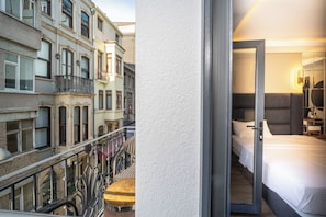 A hotel room with a bed, bedside table, and a view of the cityscape. - Robin Hotel Istanbul (Istanbul)