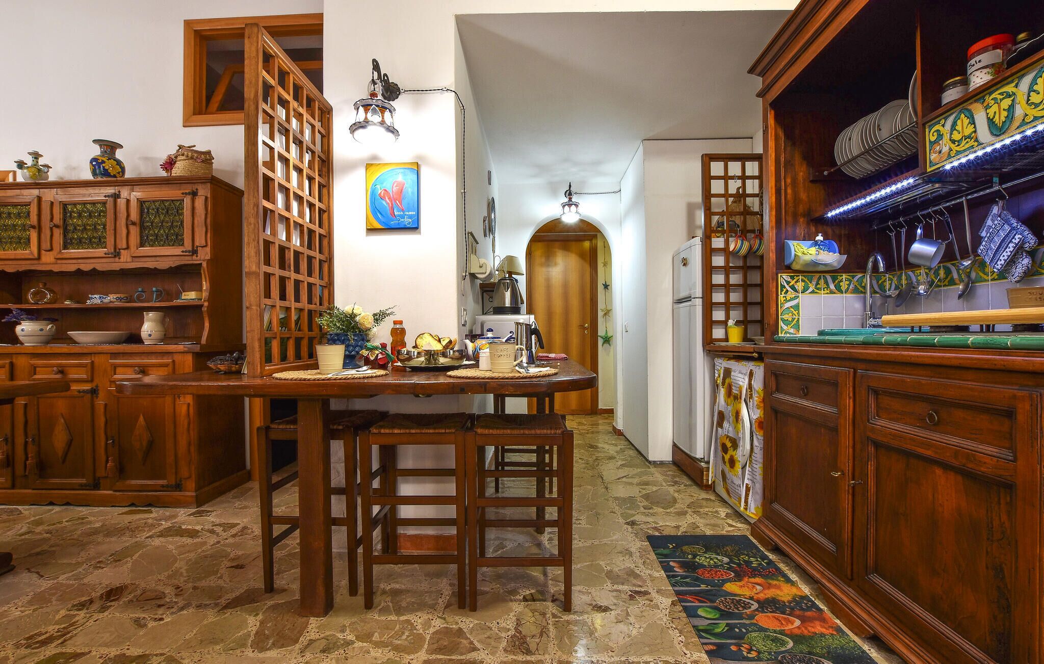 Kühlschrank, Mikrowelle, Herdplatte, Kochgeschirr/Geschirr/Besteck