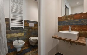 Shower, hair dryer - 1 bedroom pet friendly apartment in Palermo (Palermo)
