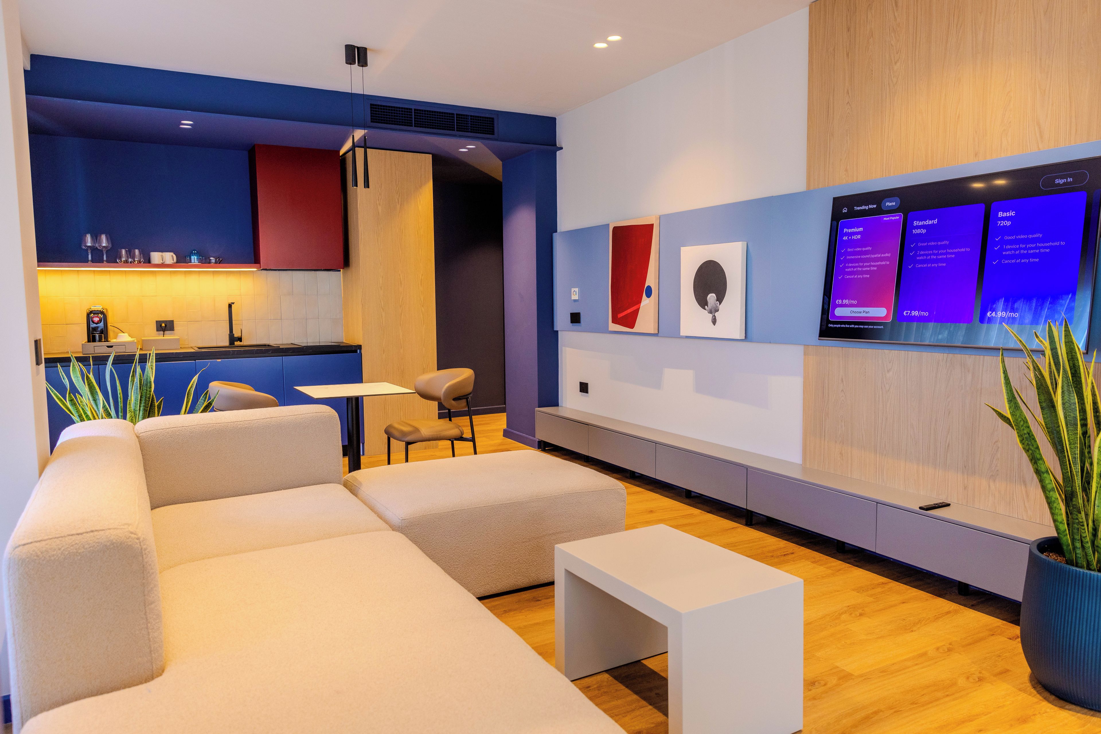 Un moderno hall de hotel con un sofá, una mesita y una zona de estar.