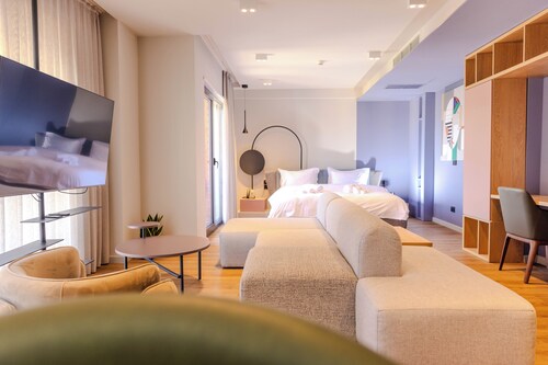 Si Hotel Sh.p.k