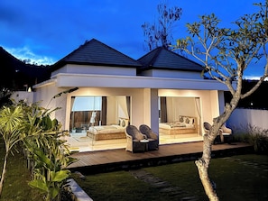 Una casa moderna con un balcone, un letto e un'area salotto.