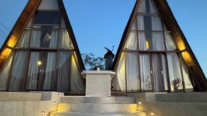 Un edificio simétrico con una escalera central que conduce a una plataforma.
