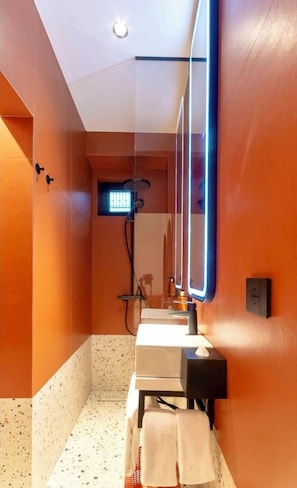 A modern bathroom with a large mirror, a shower, and a sink. - Jais Home-moon Apartment-muzeului Square-old Town (Cluj-Napoca)