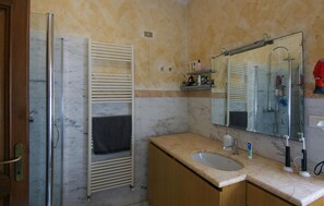 Shower, hair dryer - 2 bedroom lovely apartment in Marina di Carrara (Marina di Carrara)