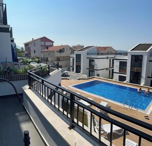A rooftop swimming pool with a view of surrounding buildings. - Tivat Terrace Suites (Tivat)