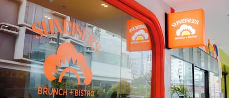 A restaurant named 'Sunrisers' with a 'BRUNCH + BISTRO' sign.