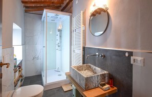 Shower, hair dryer - Lovely home in Casciana Terme (Casciana Terme)