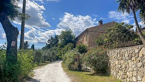 A rural road with stone walls and vegetation on both sides. - Lovely home in Casciana Terme (Casciana Terme)