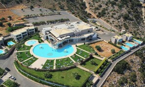 A resort with multiple swimming pools, a central circular pool, and a parking area. - Noverian Scenic Crete 5 Hilltop Villa Resort &spa (Hersonissos)
