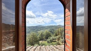 A view through a brick archway with a rural landscape, including hills and trees. - Gorgeous home in Cavriglia (AR) (Cavriglia (AR))