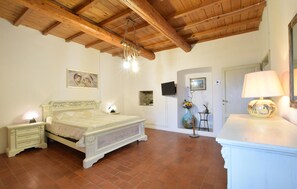 2 bedrooms, travel cot, free WiFi