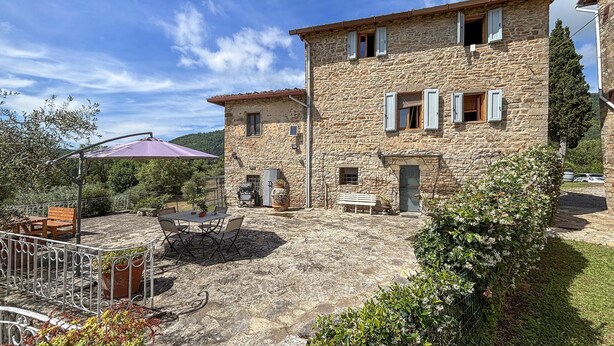 Outdoor dining - Gorgeous home in Cavriglia (AR) (Cavriglia (AR))
