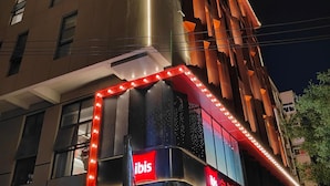 Hotellin julkisivussa on suuri, helposti havaittava »ibis»-kyltti, moderni ulkoasu, jossa on käytetty geometrisiä kuvioita, ja hyvin valaistu sisäänkäynti.