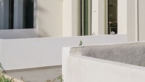 Ein modernes Gebäude mit flachem Dach, zahlreichen Fenstern und einer sichtbaren Tür.