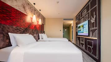 Una habitación de hotel con una cama grande, dos lámparas de noche, un televisor en la pared y una pared texturizada en tonos rojo y marrón.