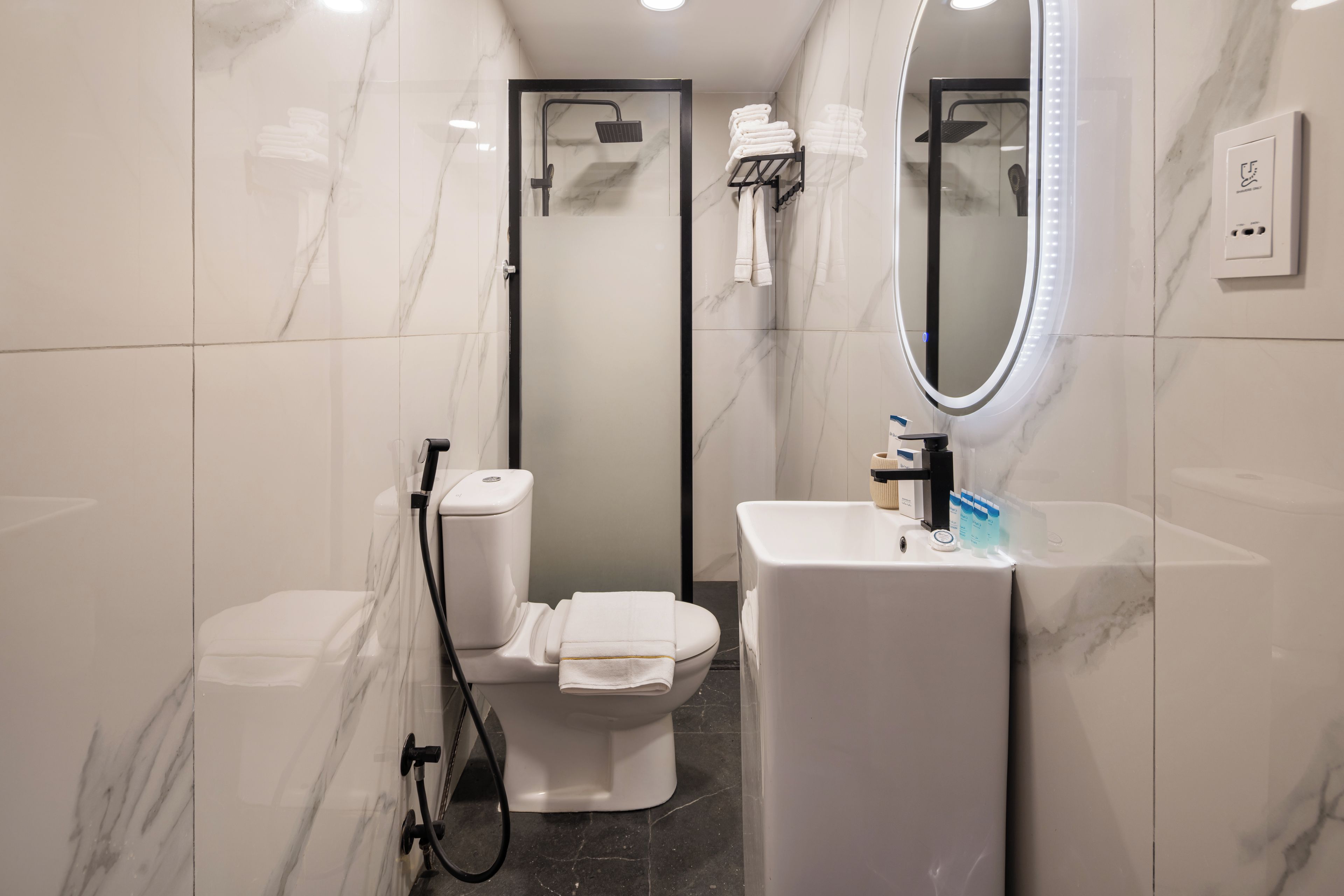 Ein modernes Badezimmer mit Toilette, Waschbecken und Dusche.