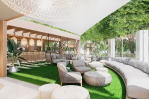 Un'area lounge esterna moderna con zone relax, un bar e una struttura a pergola.