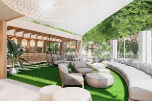 Uma área de estar moderna ao ar livre, com disposição de assentos, bar e estrutura de pérgola.