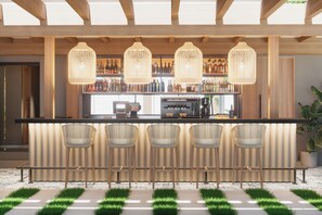 Uma área de bar com balcão, quatro banquetas, luminárias pendentes e um espaço para vinhos.