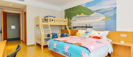 Ein Kinderzimmer mit Etagenbetten, einem Bett mit rosa Decke und Wandgemälde eines Kreuzfahrtschiffs.