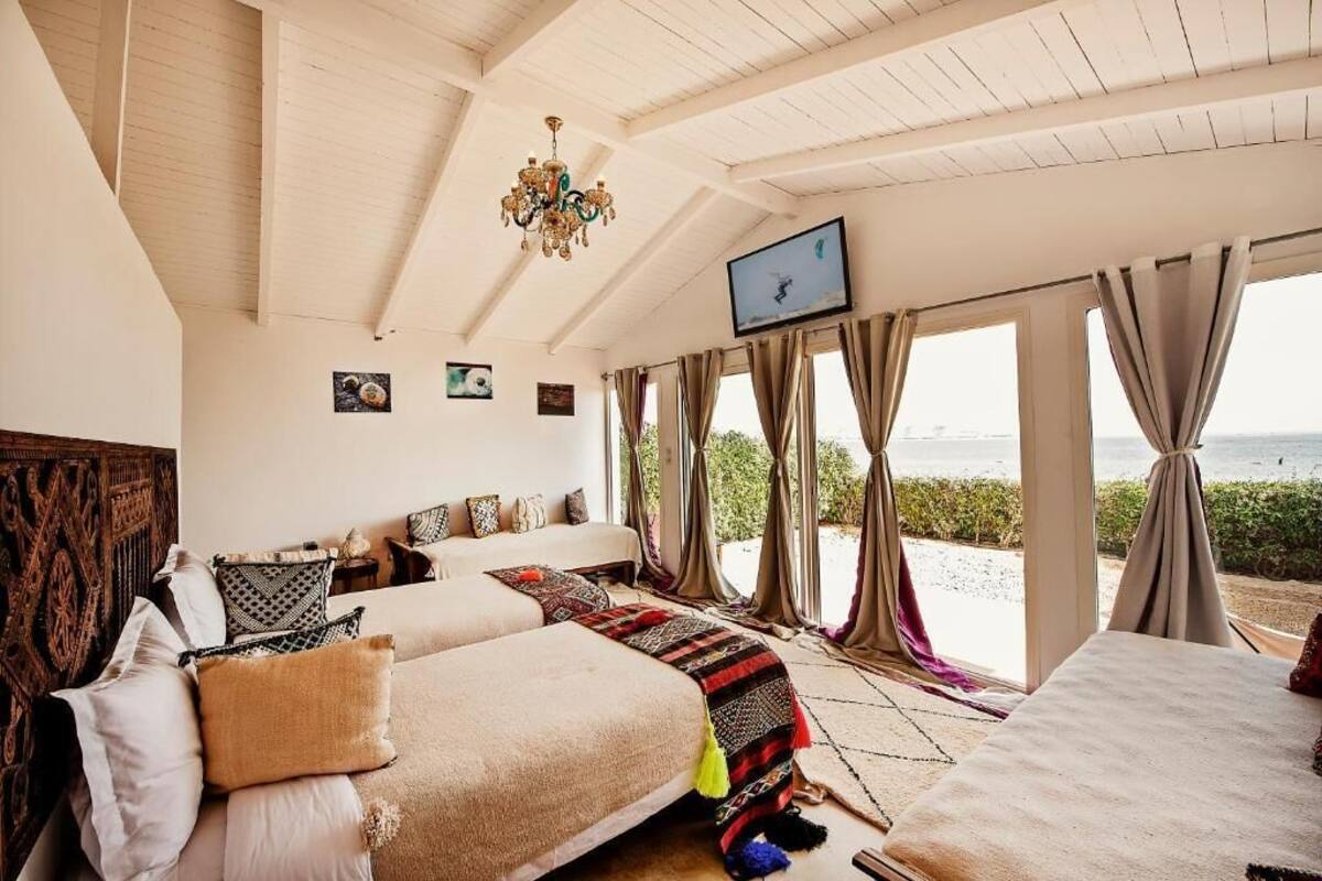 Una camera da letto con un letto grande, una televisione e vista sul mare.