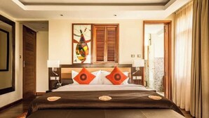 Habitación de hotel con cama, un ventanal con contraventanas de madera, un cuadro en la pared y vistas al exterior.