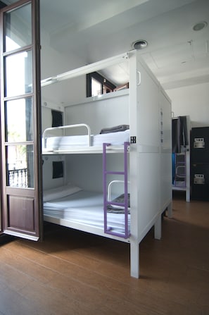 A bunk bed with a lower bunk, a purple ladder, and a window. - Kabul Party Hostel (Barcelona)
