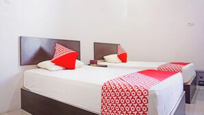 Two beds with headboards, white bedding, and red and white patterned bedspreads. - Oyo 91432 Dalle 5151 Jeneponto (Tanjung Pinang)