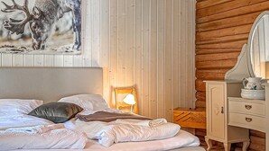 A bedroom with a bed, pillows, a nightstand, a lamp, a dresser, and a painting on the wall. - Beautiful home in Bagn with WiFi (Bagn)