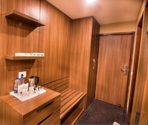 Una habitación de madera con un mostrador, una banca y una puerta.