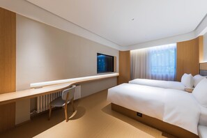 A modern hotel room with a large bed, a desk, and a TV. - Ji Hotel Beijing Beiqing Road Zhongguancun Environ (Beijing)