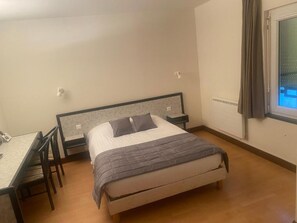 Room - Logis Hotel Du Commerce Joncy (Joncy)