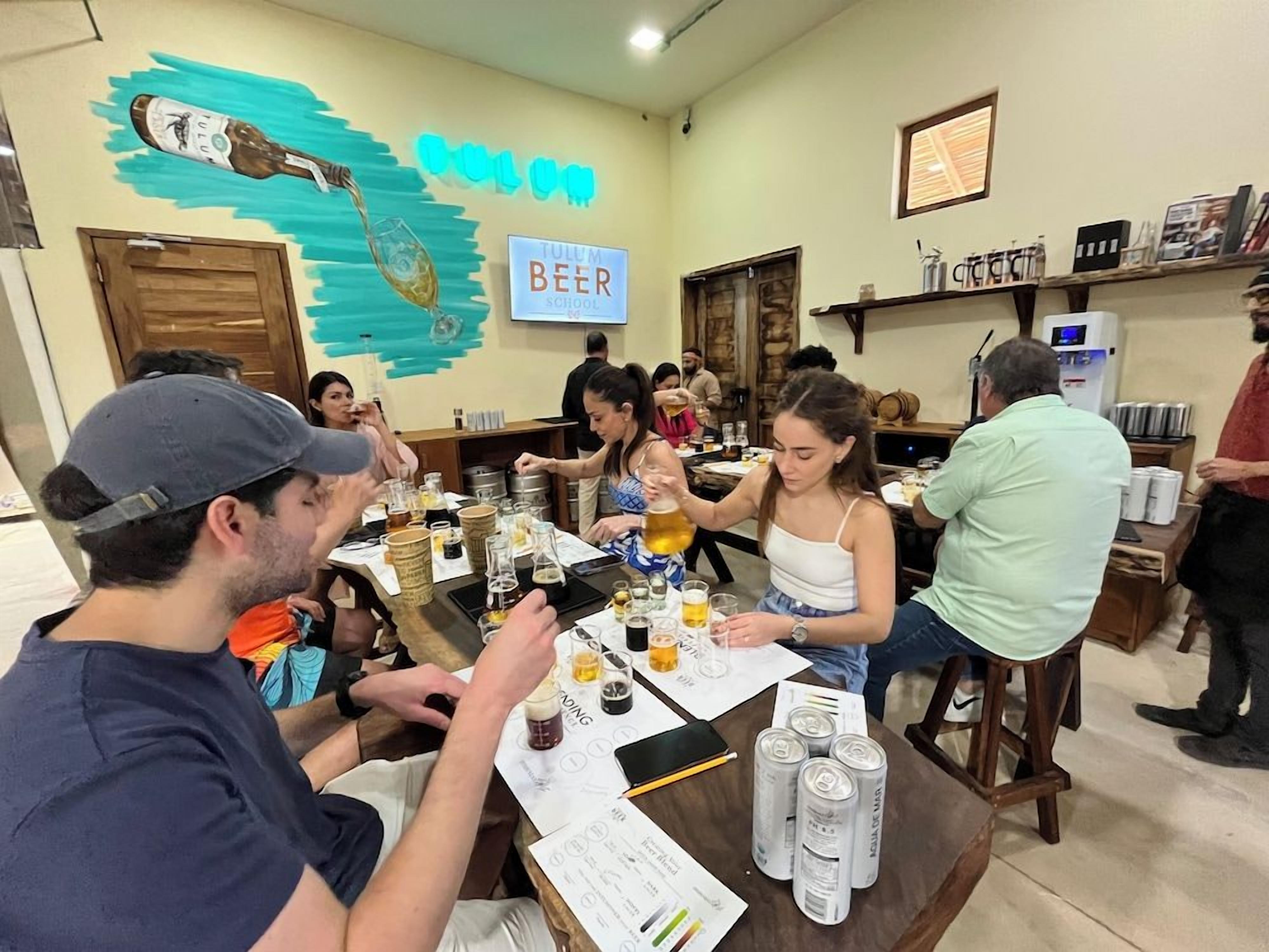 Un grupo de personas sentadas en una mesa de restaurante, con un menú y diversas bebidas.