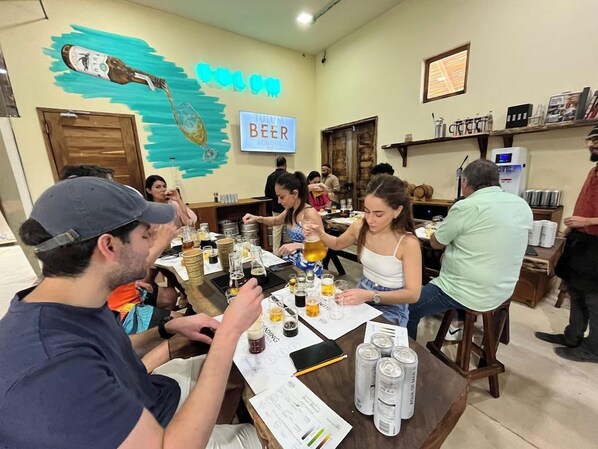 Un grupo de personas sentadas en una mesa de restaurante, con un menú y diversas bebidas.