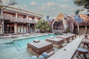 A pool area with lounge chairs and a thatched structure. - Cervecería Tulum Boutique Hotel & Beer Spa (Tulum)