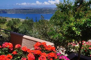 A balcony with a view of a body of water and distant mountains. - Areti Apart Hotel (Chania)