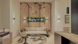 Ein modernes Wohnzimmer mit einer Couch, einem Couchtisch und Wandpflanzen.
