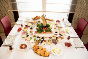 Una mesa dispuesta para una comida, con varios platos y cubiertos.
