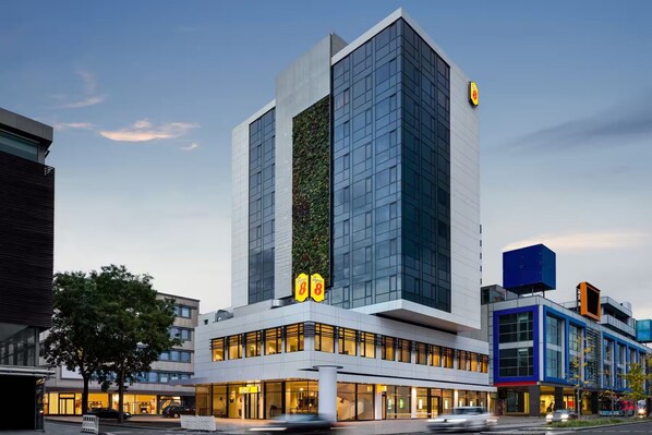 A modern hotel with a prominent vertical garden, multiple floors, and a well-lit entrance. - Premier Inn Koblenz City (Koblenz)