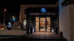 En hotelindgang med et moderne design, et synligt logo og et receptionområde.