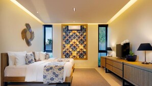 Ein modernes Schlafzimmer mit Bett, Fernseher, Schrank und einer dekorativen Wandverkleidung.