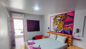 Ein Schlafzimmer mit einem Bett, einem Nachttisch, einer Holzkommode, einem Fenster mit Vorhängen und Wandmalerei.