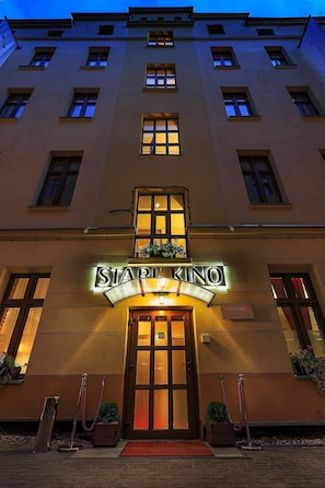 A hotel entrance with a sign reading 'STARLINGINO' and a red carpet leading to the door. - Cinema Rooms - Piotrkowska (Łódź)