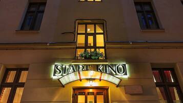 A hotel entrance with a sign reading 'STARLINGINO' and a red carpet leading to the door.