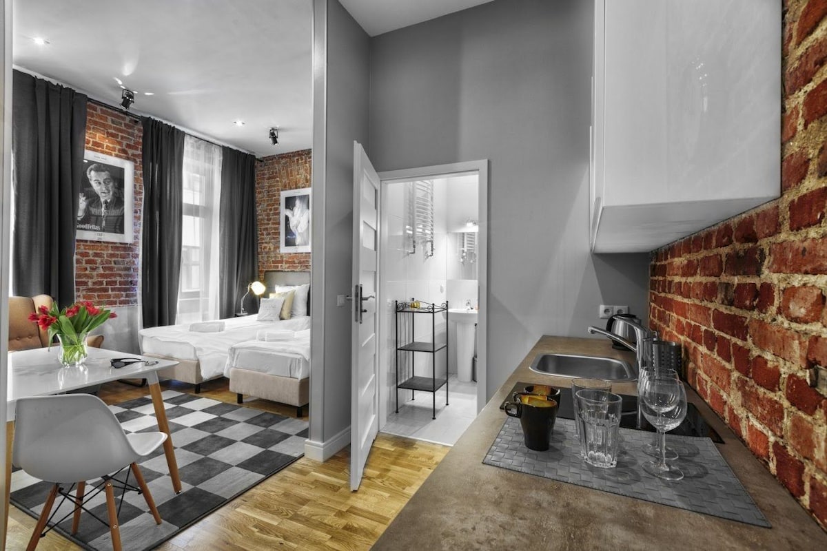apartment with twin bed and kitchenette for single use