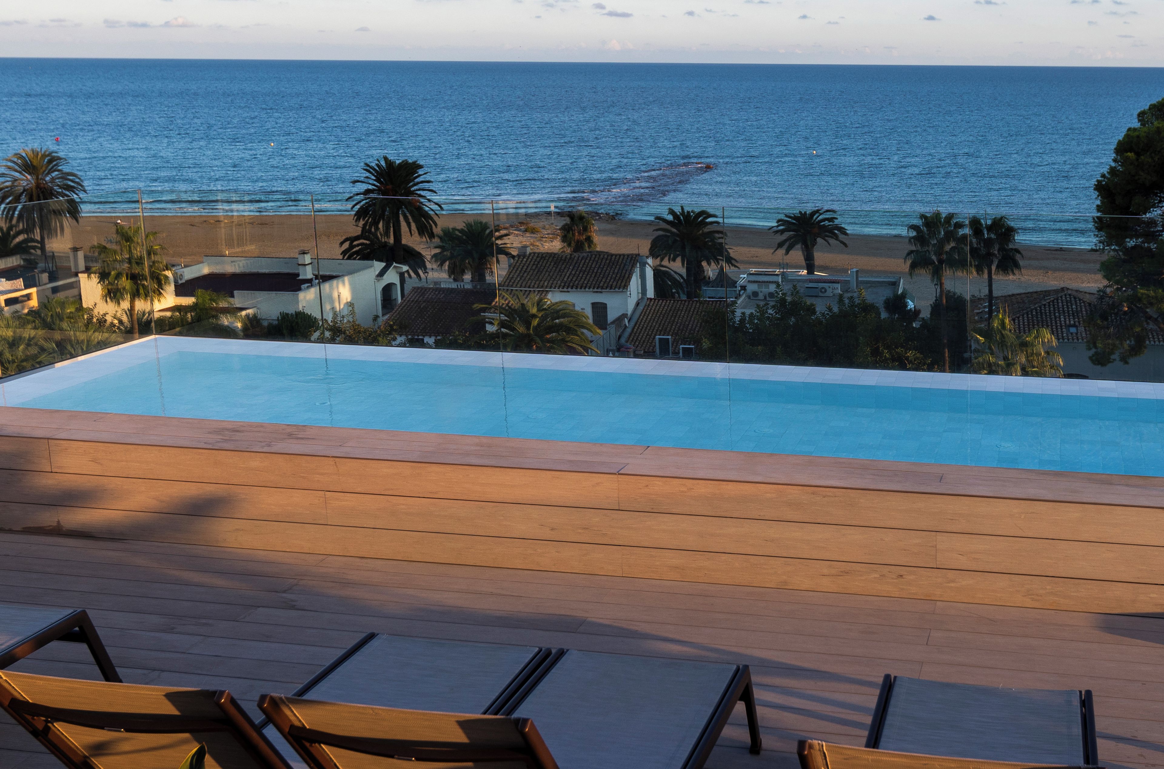 Una piscina con vista a la playa y al océano.