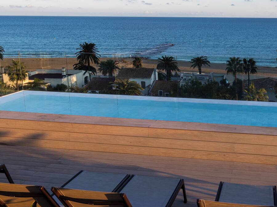 Una piscina con vista a la playa y al océano.