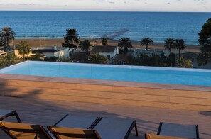 A pool with a view of the beach and ocean. - Albades Hotel & Spa (Benicassim)